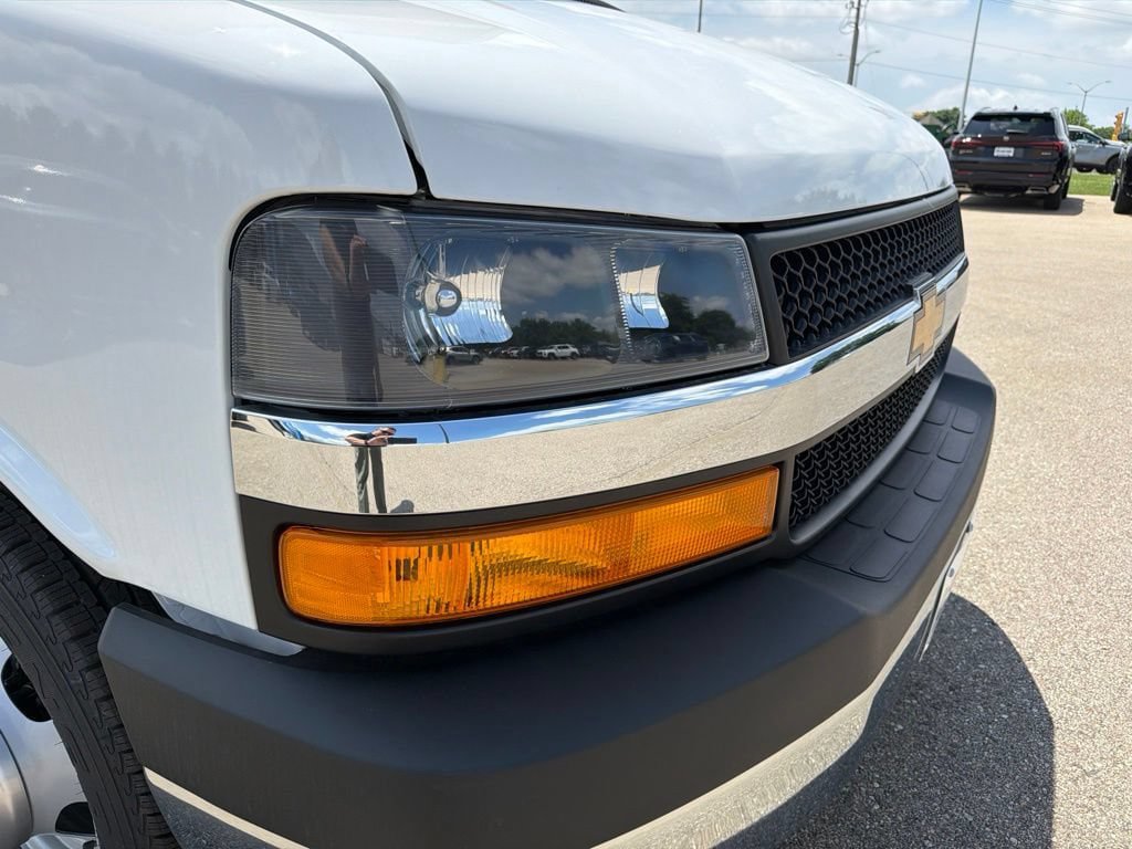 New 2025 Chevrolet Express 4500 w/ Power Convenience Package RWD image 11