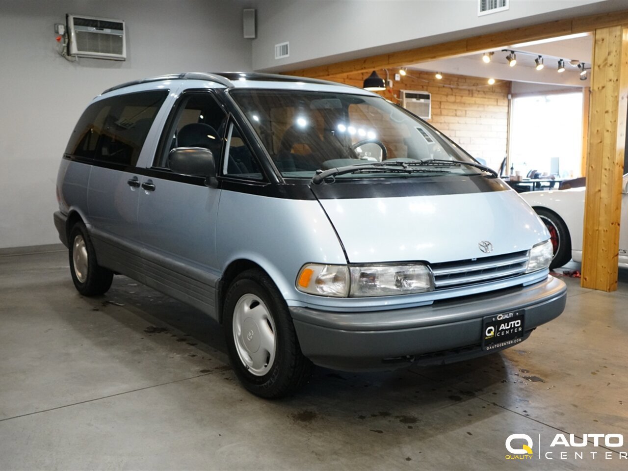 Used 1992 Toyota Previa LE RWD image 3