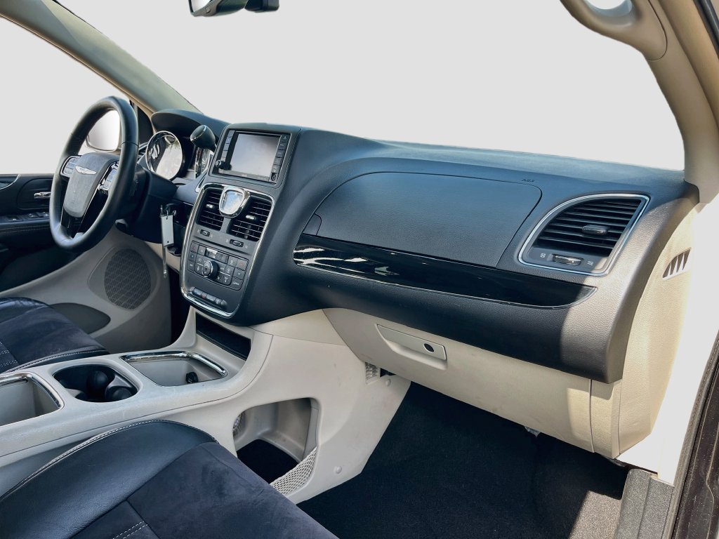 Used 2014 Chrysler Town & Country Touring-L FWD image 29