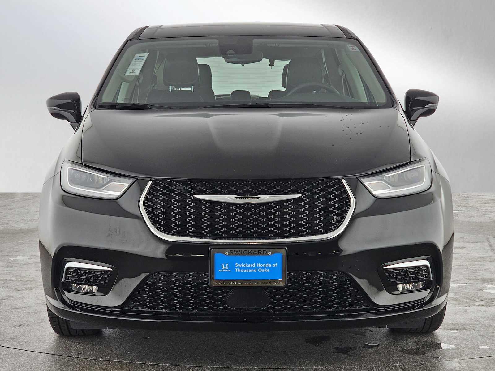 Used 2024 Chrysler Pacifica Touring-L image 8
