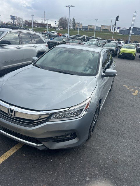 Used 2017 Honda Accord Touring image 2