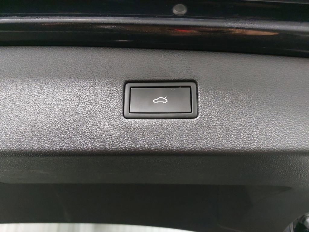 Used 2022 Volkswagen Tiguan SE image 13