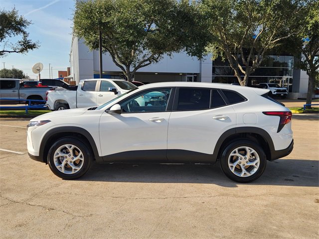 Used 2025 Chevrolet Trax LS w/ LS Convenience Package image 4