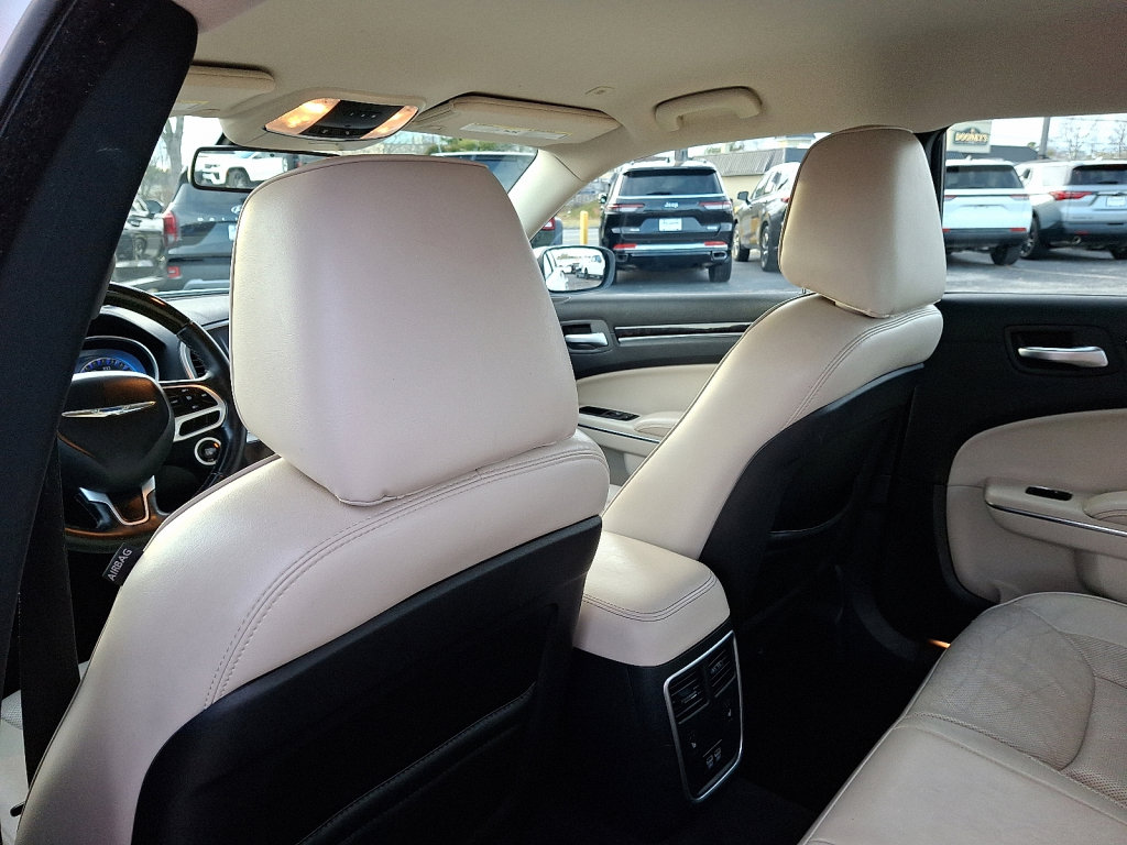 Used 2018 Chrysler 300 Limited image 21