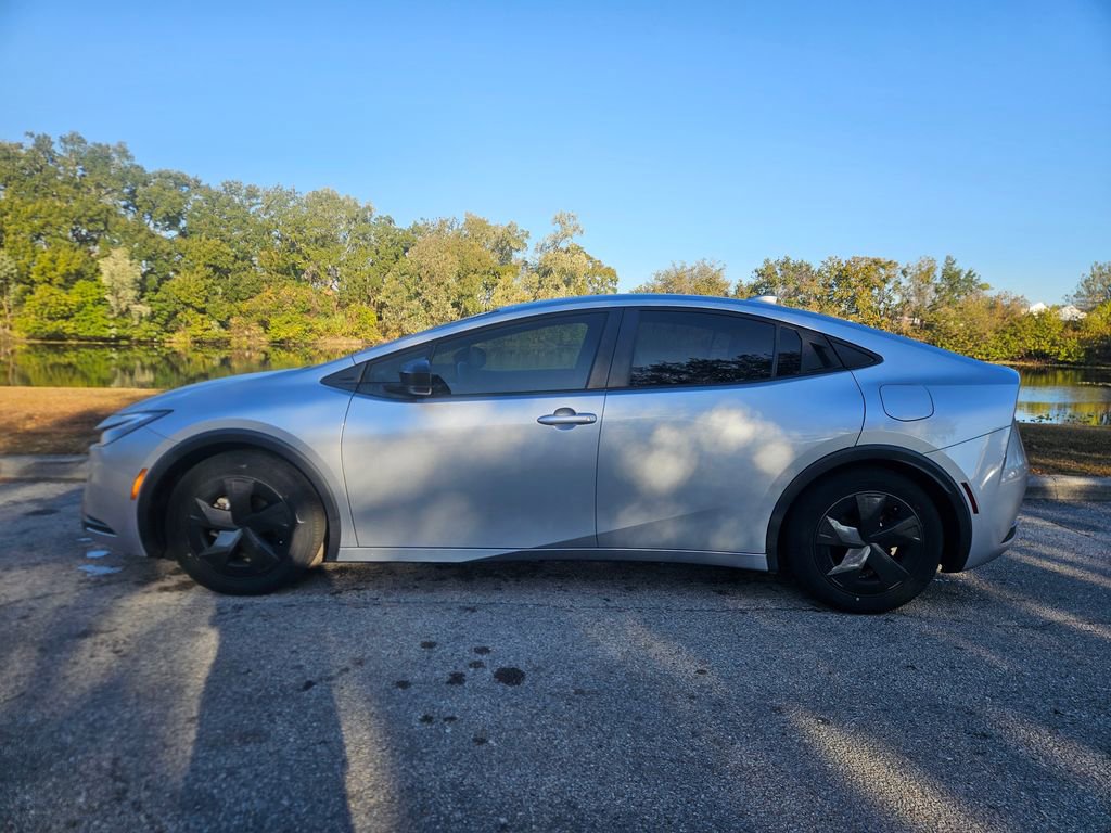 Used 2023 Toyota Prius LE image 2