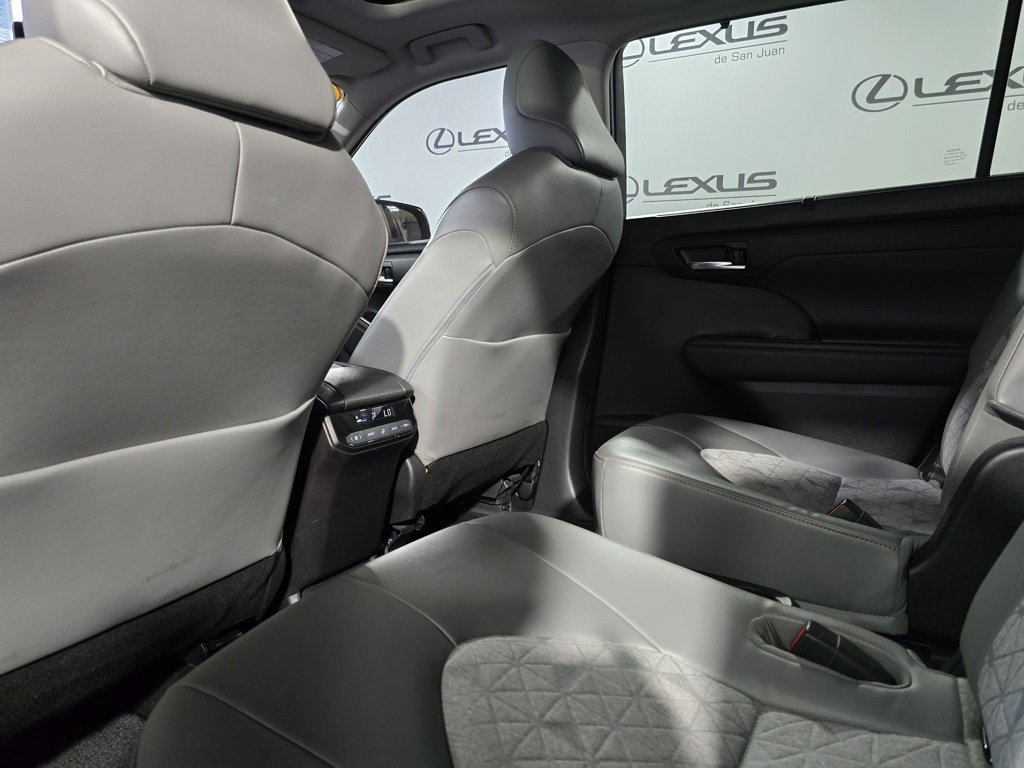 Used 2023 Toyota Highlander Bronze Edition image 26