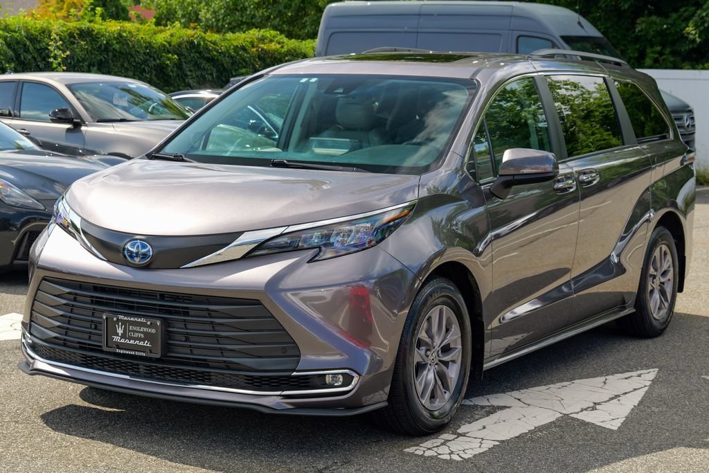 Used 2024 Toyota Sienna XLE w/ XLE Plus Package FWD image 3