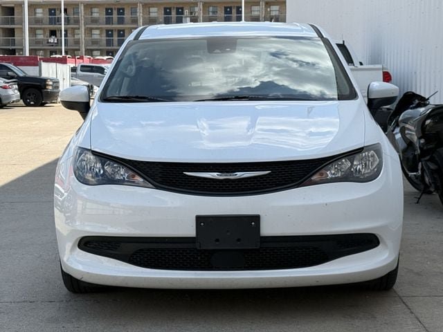 Used 2023 Chrysler Voyager LX FWD image 7
