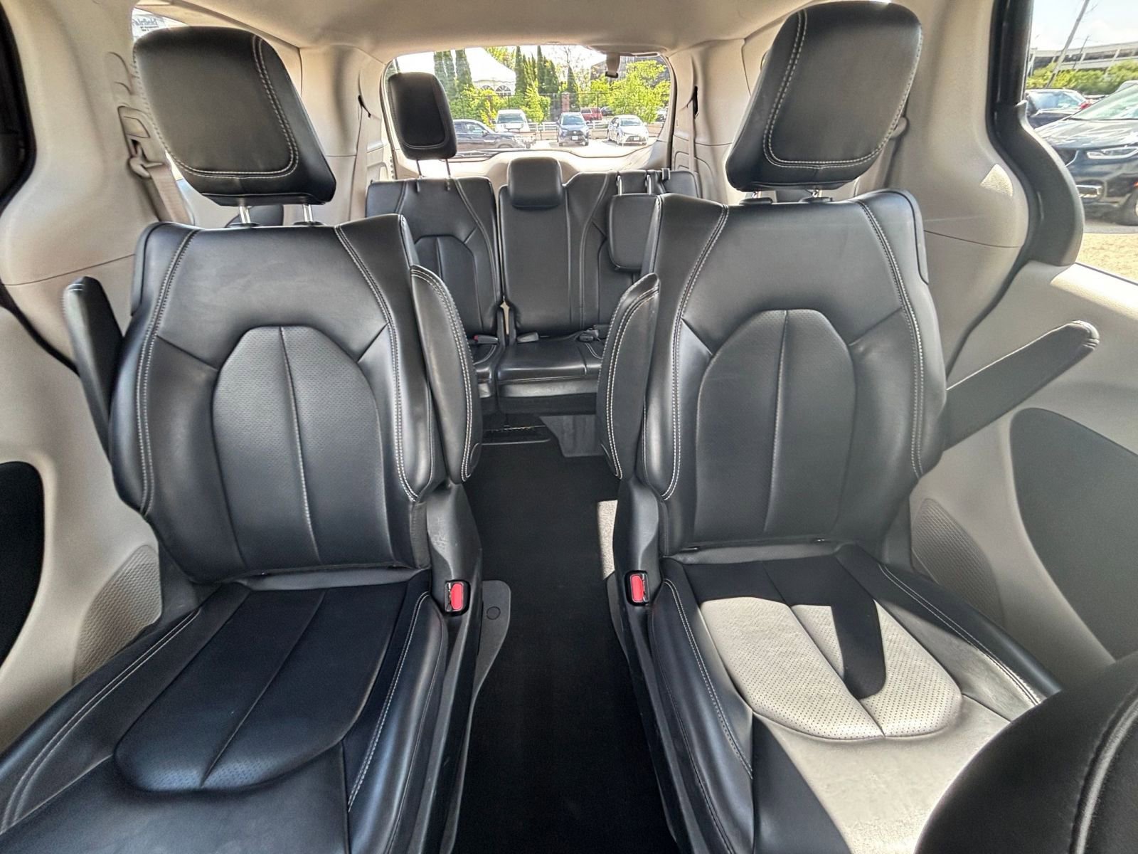 Used 2023 Chrysler Pacifica Touring-L FWD image 41