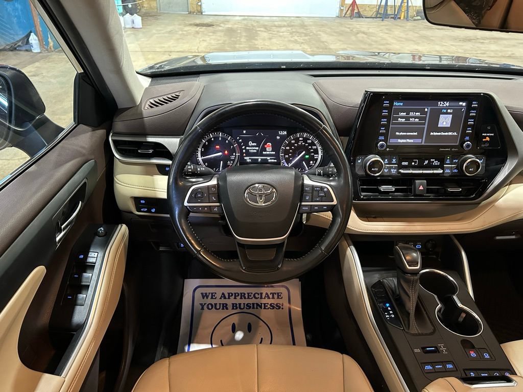 Used 2022 Toyota Highlander XLE AWD/4WD image 26