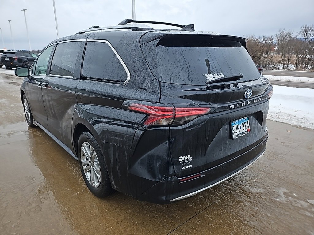 Used 2024 Toyota Sienna Platinum image 9