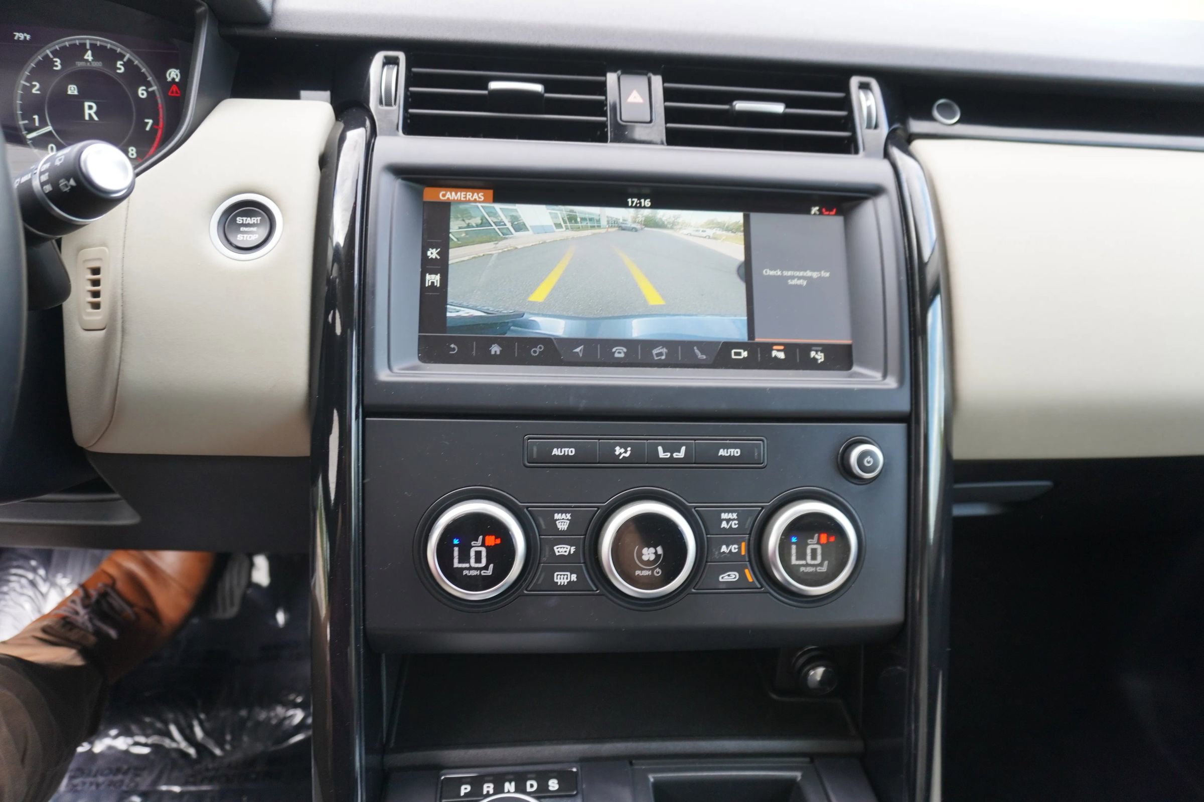 Used 2020 Land Rover Discovery SE AWD/4WD image 22