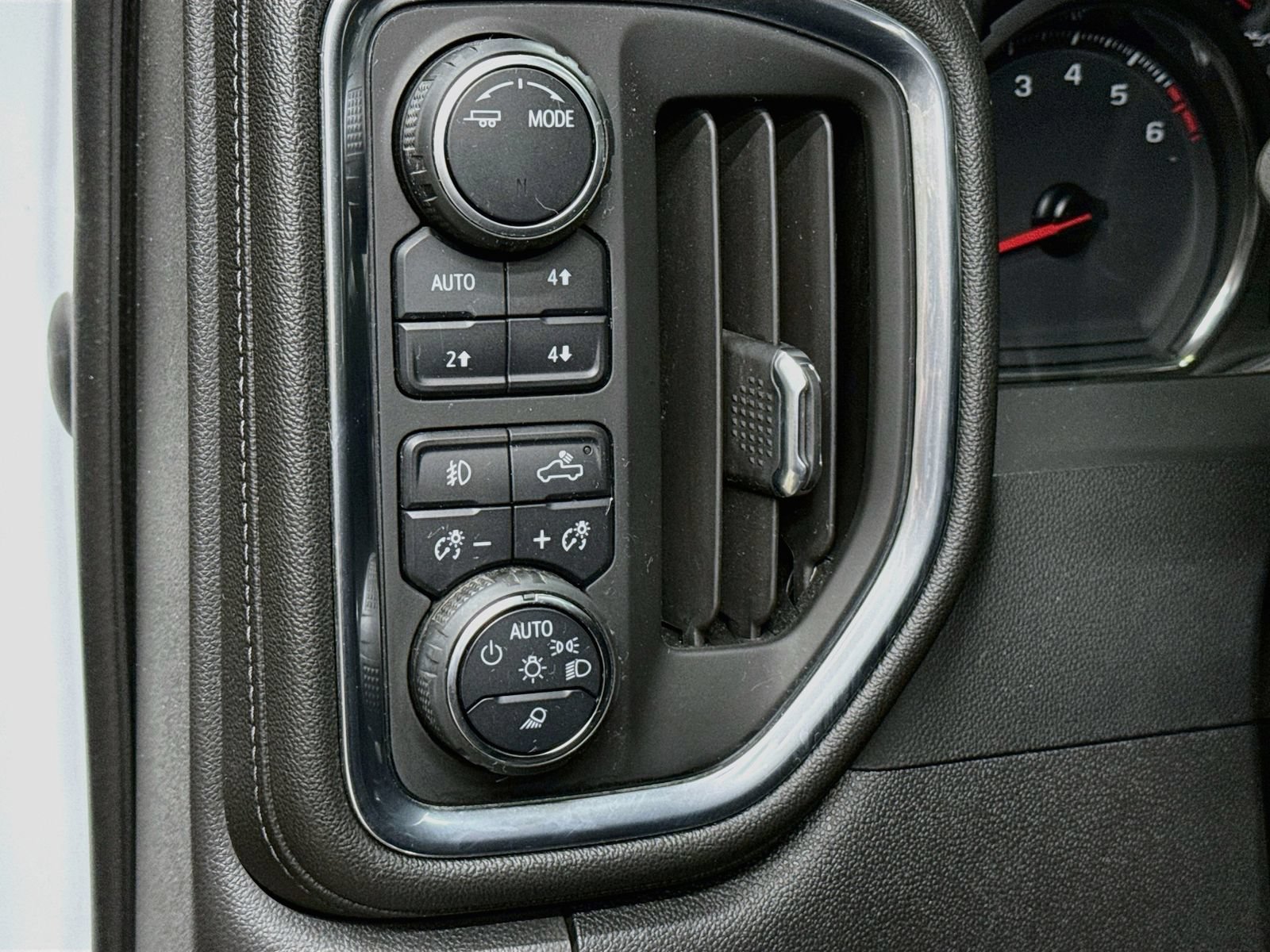 Used 2022 Chevrolet Silverado 1500 LTZ AWD/4WD image 13