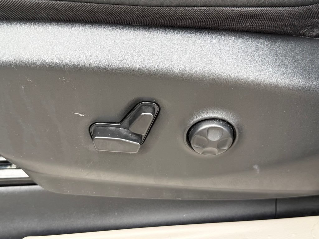 Used 2024 Chrysler Pacifica Touring-L FWD image 24