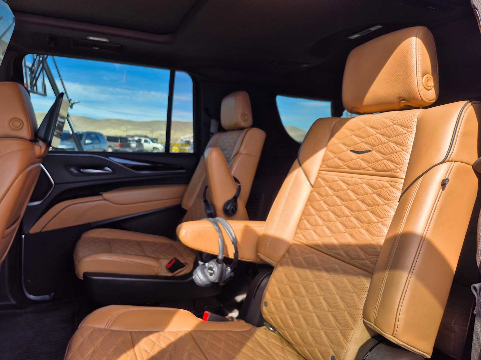 Used 2021 Cadillac Escalade ESV Premium Luxury w/ Driver Assist Tech Package AWD/4WD image 37