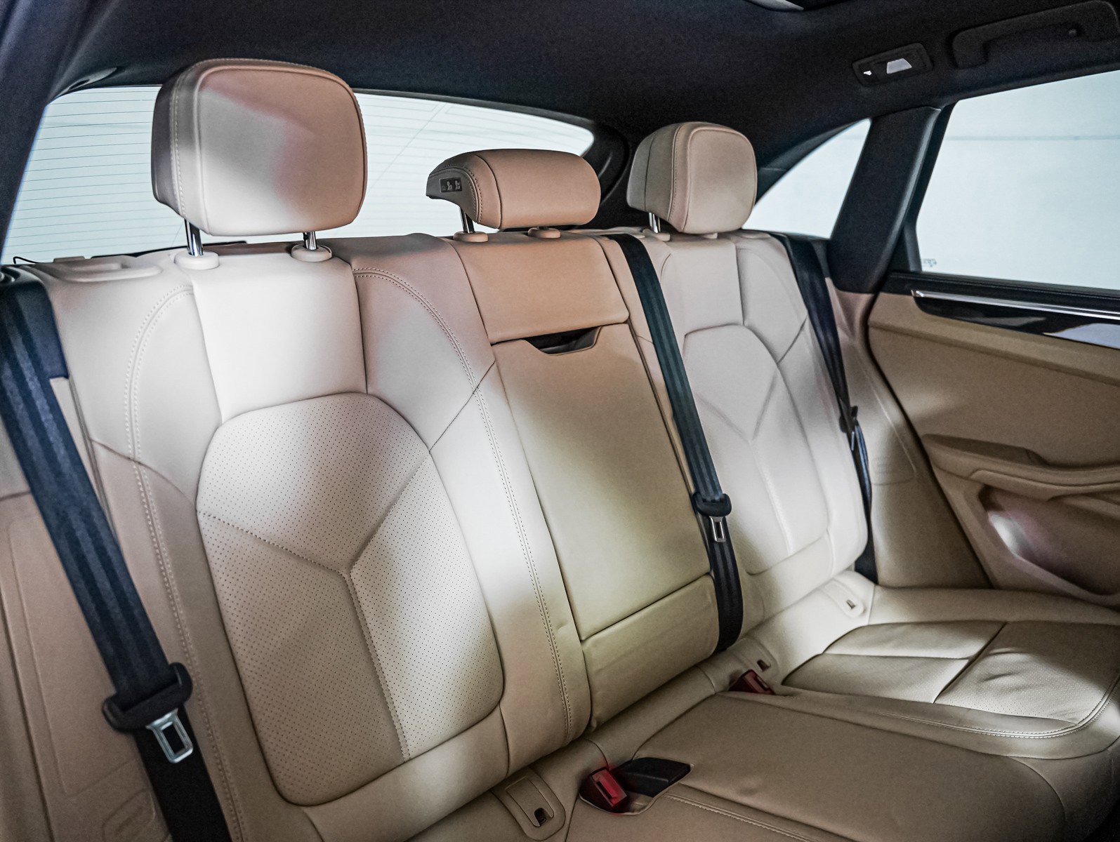 Certified 2024 Porsche Macan image 6