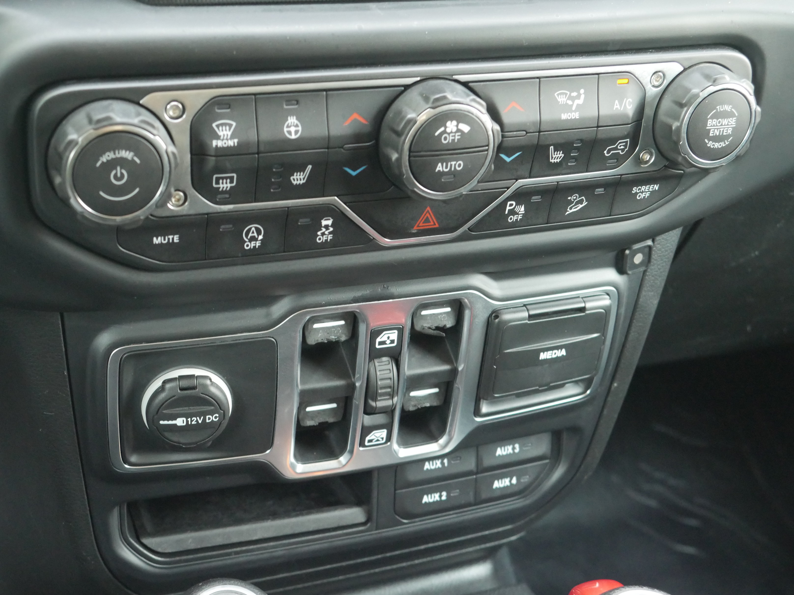 Used 2018 Jeep Wrangler Unlimited Sahara AWD/4WD image 12