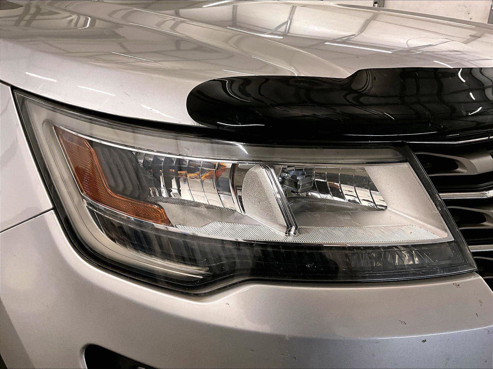 Used 2017 Ford Explorer XLT w/ Equipment Group 202A AWD/4WD image 29