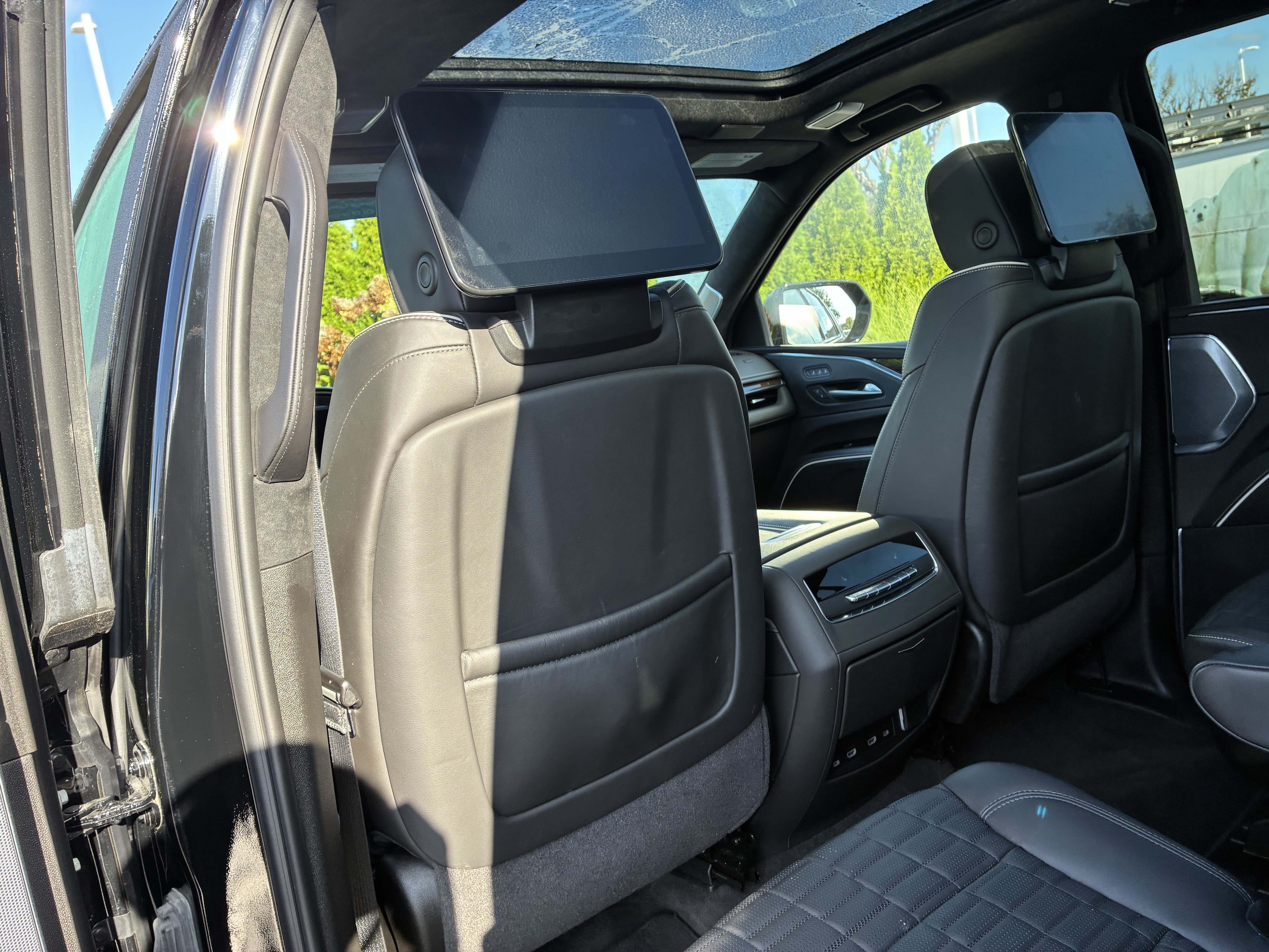 Used 2024 Cadillac Escalade Sport Platinum w/ LPO, ONYX Package AWD/4WD image 16