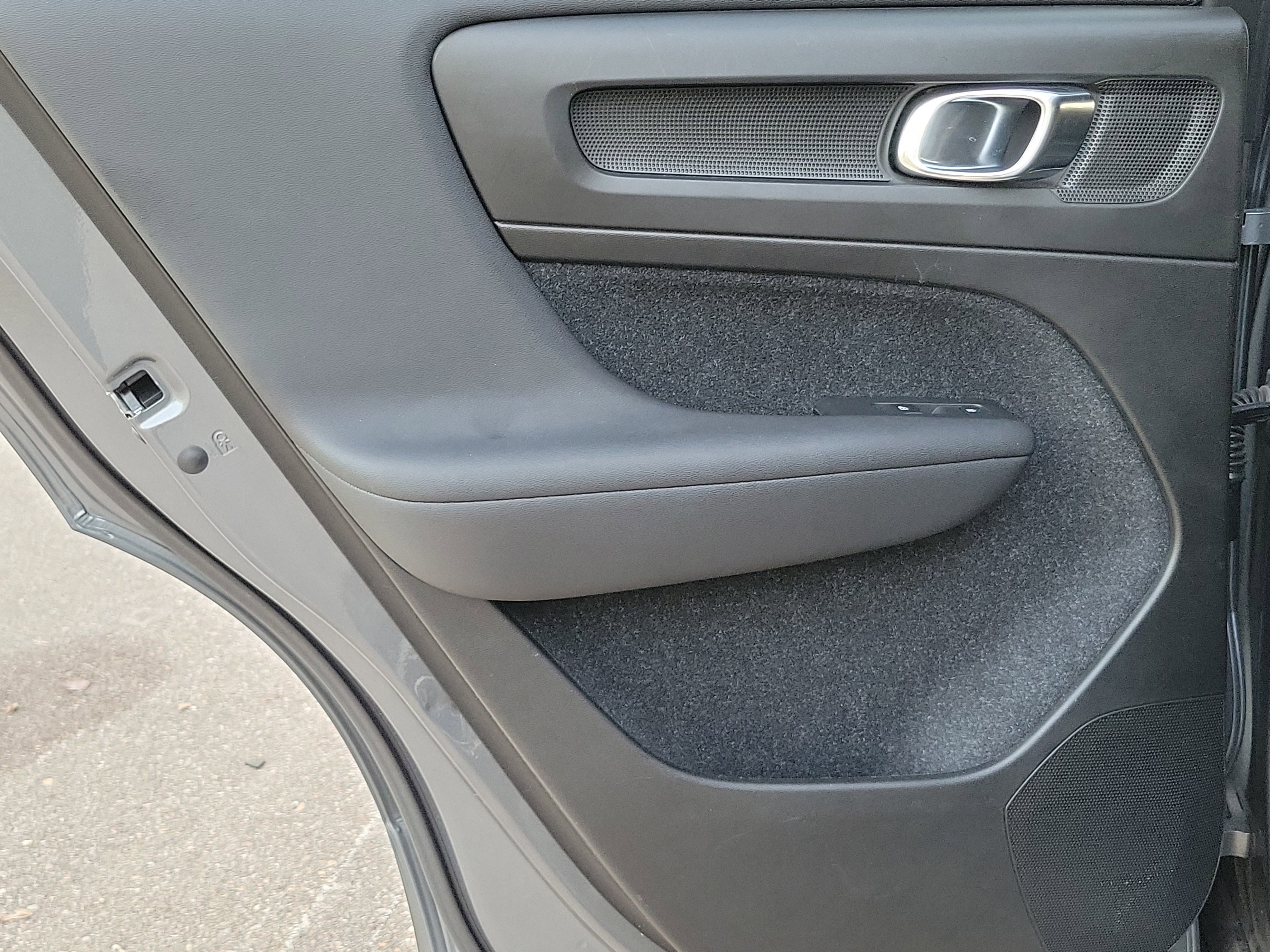 Used 2019 Volvo XC40 T5 R-Design image 17