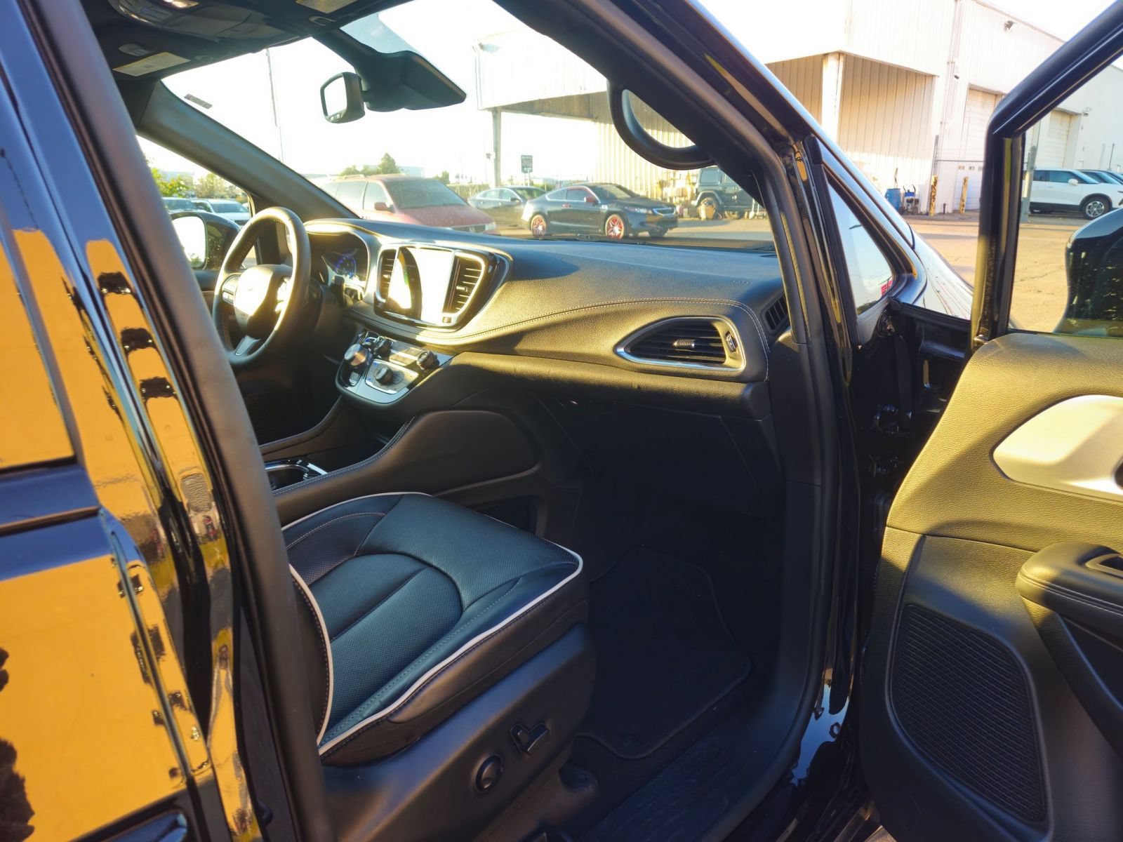 Used 2025 Chrysler Pacifica Limited FWD image 21