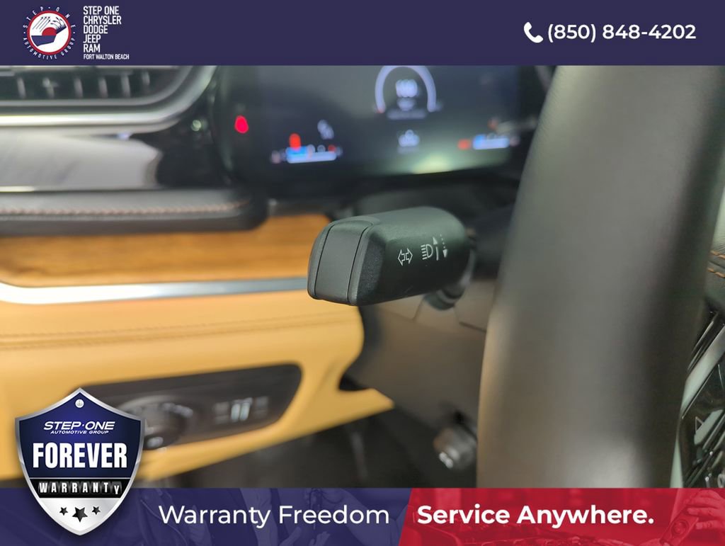 Used 2025 Jeep Grand Cherokee L Summit AWD/4WD image 17