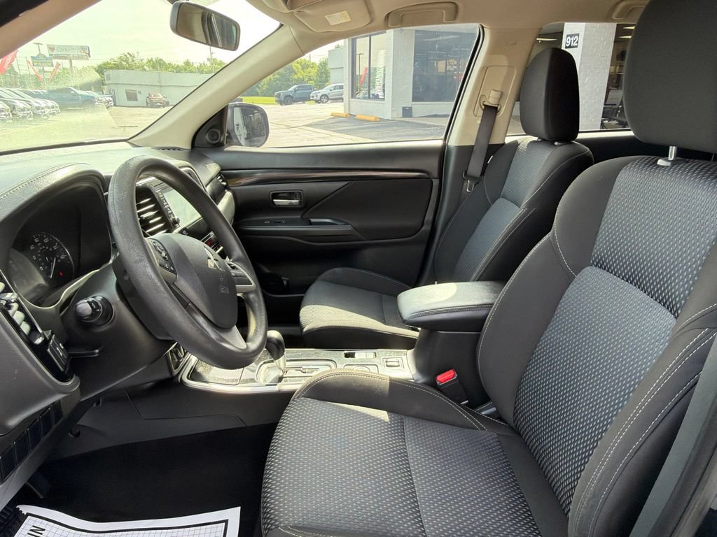 Used 2020 Mitsubishi Outlander SE AWD/4WD image 17