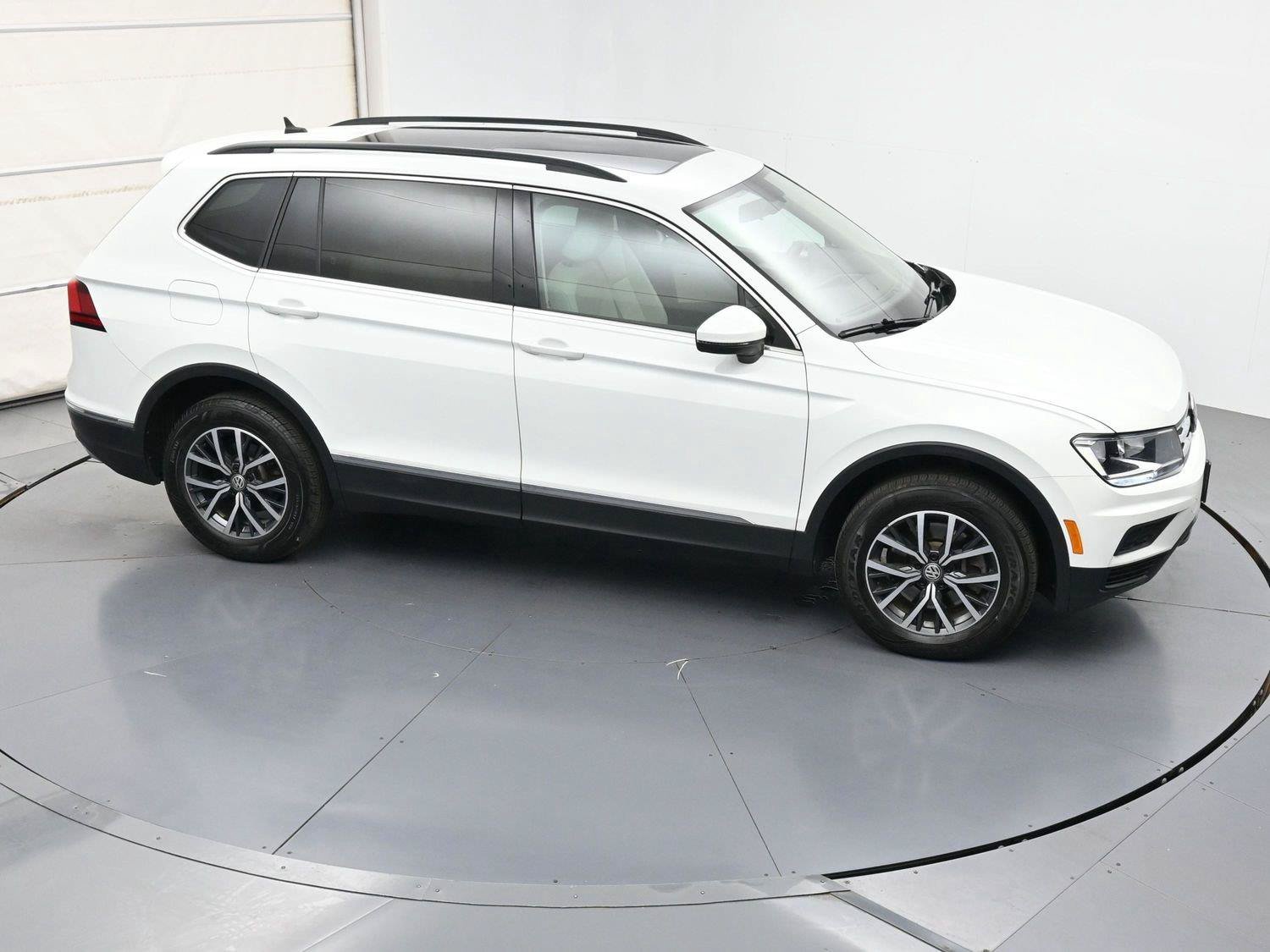 Used 2020 Volkswagen Tiguan SE w/ Panoramic Sunroof Package AWD/4WD image 31