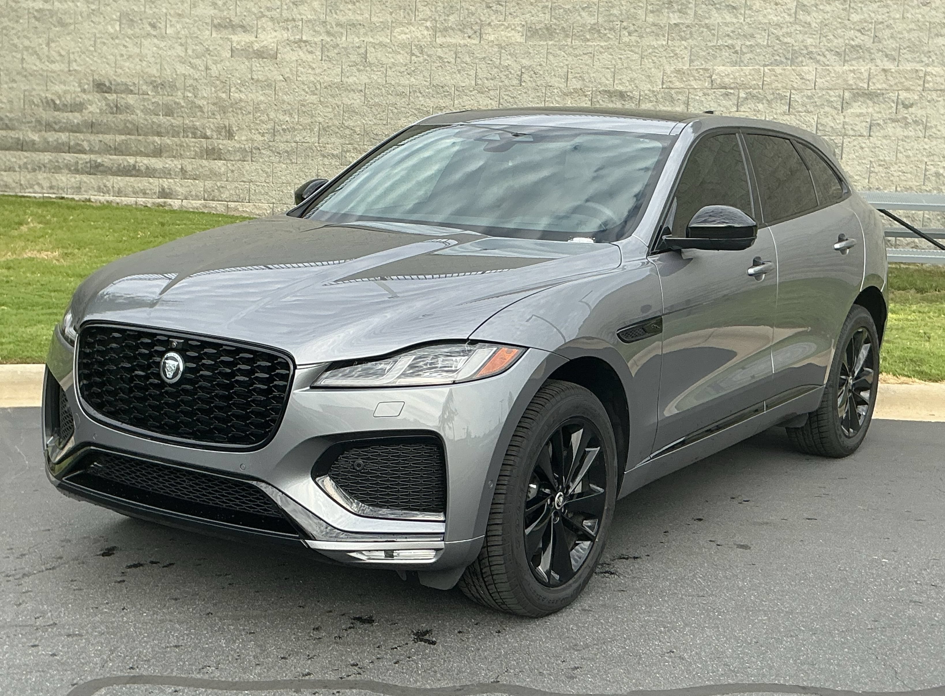 Certified 2026 Jaguar F-PACE R-Dynamic S AWD/4WD image 2