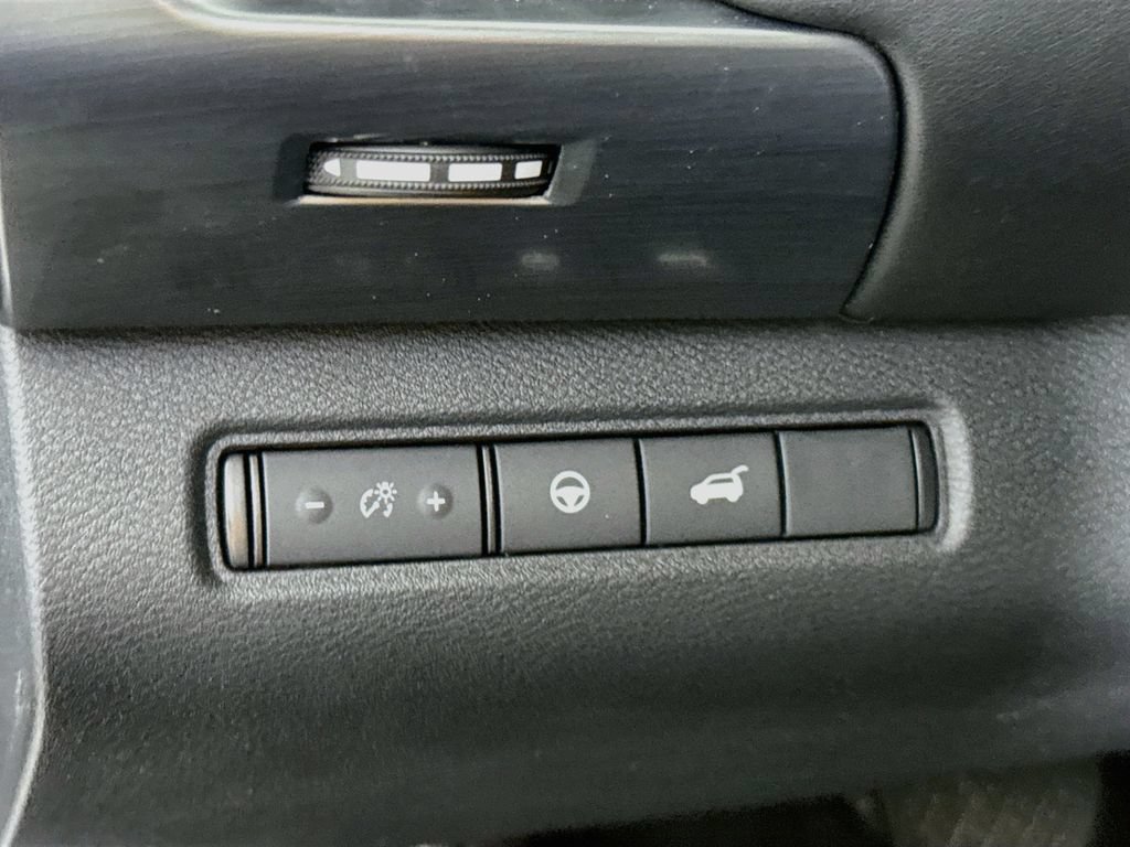 Used 2022 Nissan Pathfinder SL AWD/4WD image 19