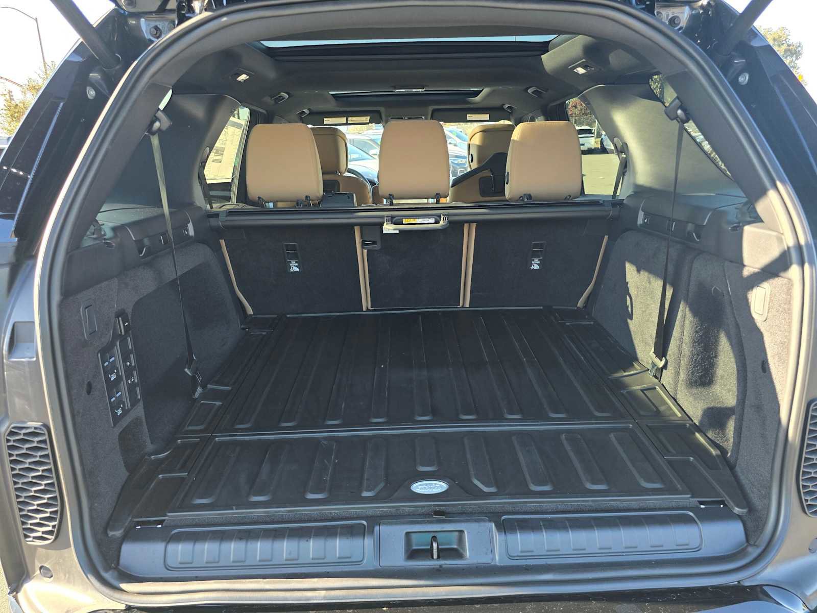 New 2025 Land Rover Discovery Dynamic SE image 14