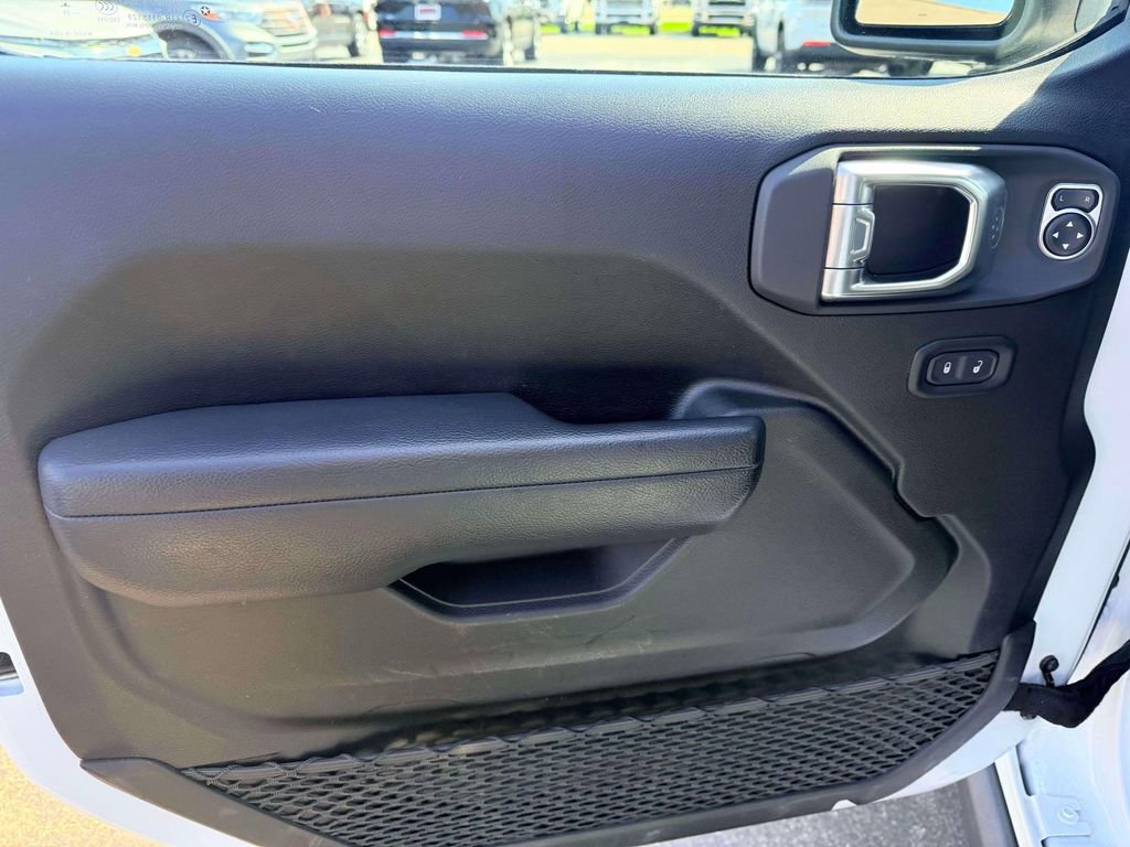 Used 2025 Jeep Wrangler Willys AWD/4WD image 12