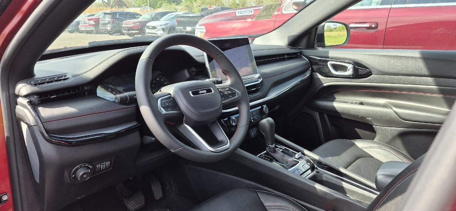 Used 2025 Jeep Compass Trailhawk AWD/4WD image 7