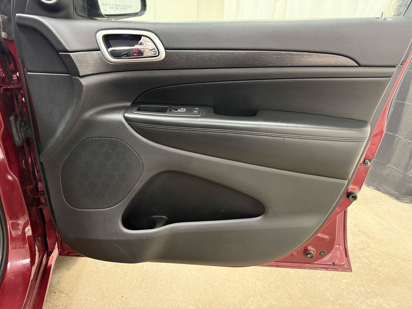 Used 2015 Jeep Grand Cherokee Altitude AWD/4WD image 32
