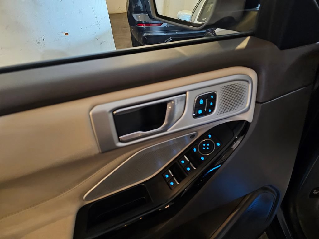 Used 2022 Ford Explorer Platinum w/ Equipment Group 601A AWD/4WD image 15