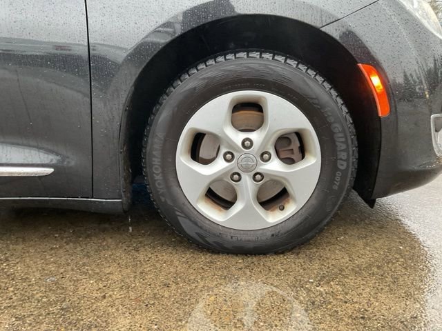 Used 2017 Chrysler Pacifica Touring-L Plus image 25