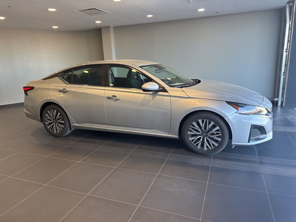 Used 2023 Nissan Altima 2.5 SV image 3