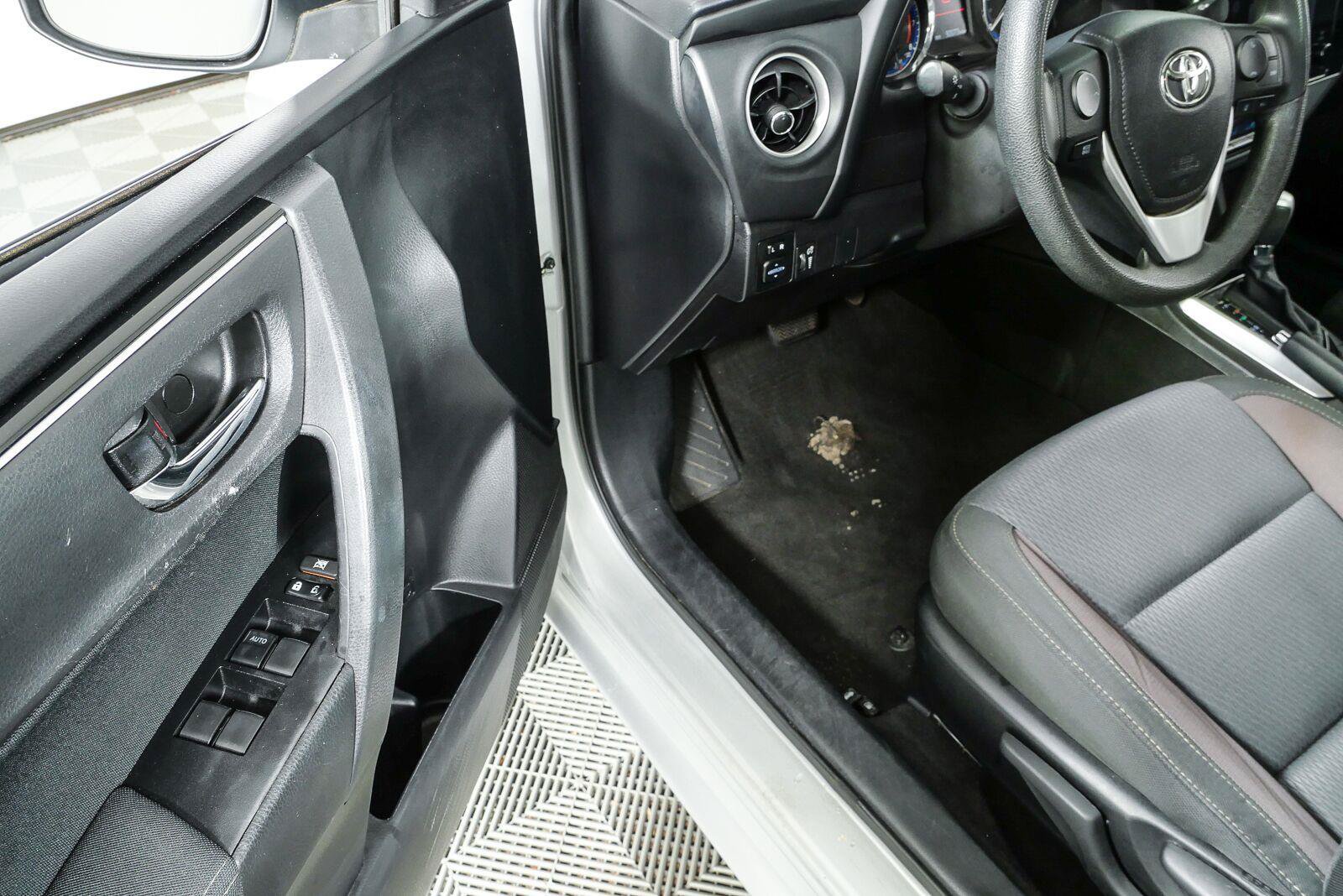 Used 2017 Toyota Corolla LE FWD image 7