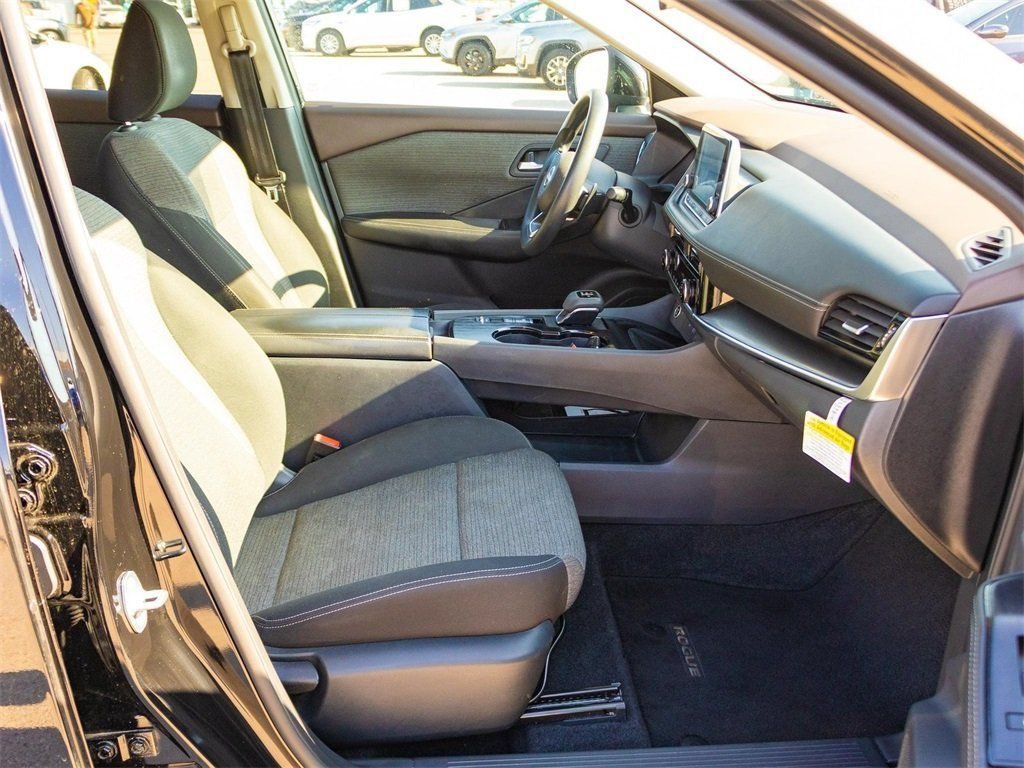 Used 2023 Nissan Rogue SV FWD image 8