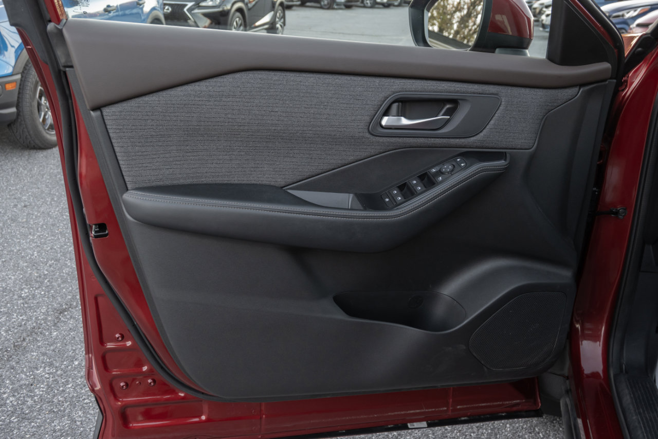 Used 2023 Nissan Rogue SV image 12