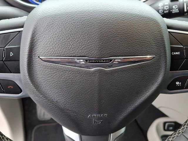 Used 2024 Chrysler Pacifica Touring-L image 18