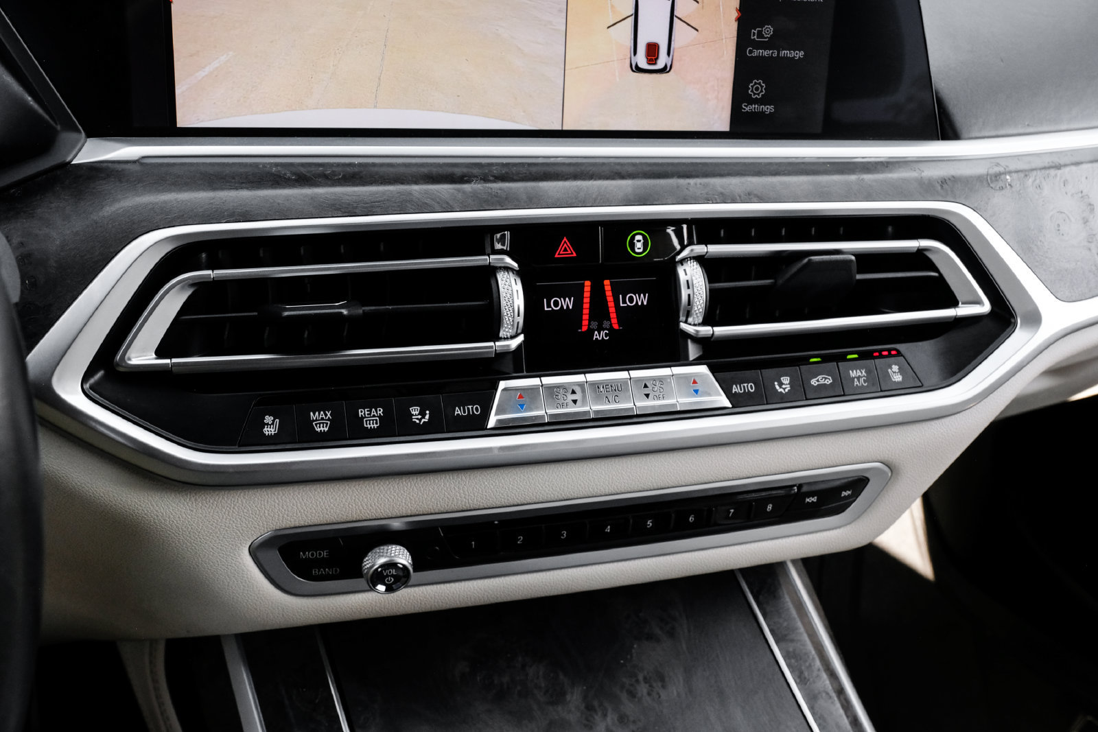 Used 2020 BMW X7 M50i w/ Dynamic Handling Package AWD/4WD image 26