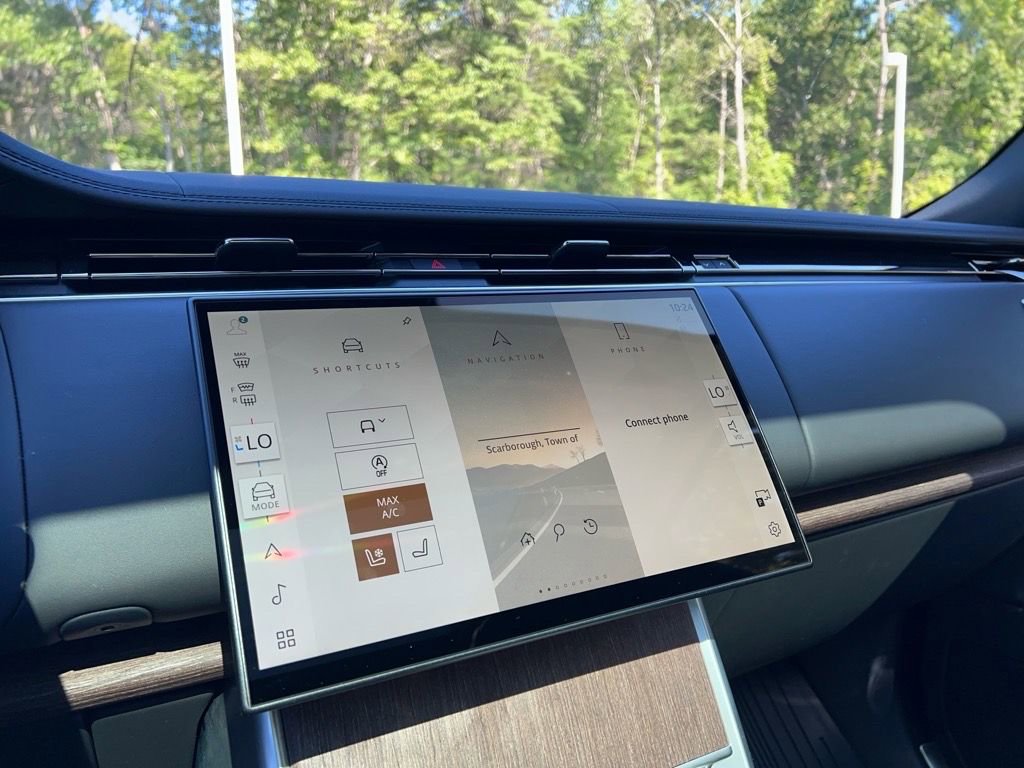 New 2025 Land Rover Range Rover SE image 16