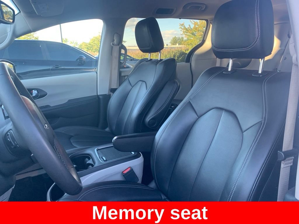 Used 2024 Chrysler Pacifica Touring-L FWD image 10