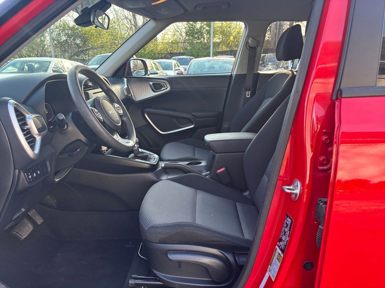 Used 2025 Kia Soul LX w/ LX Technology Package FWD image 25