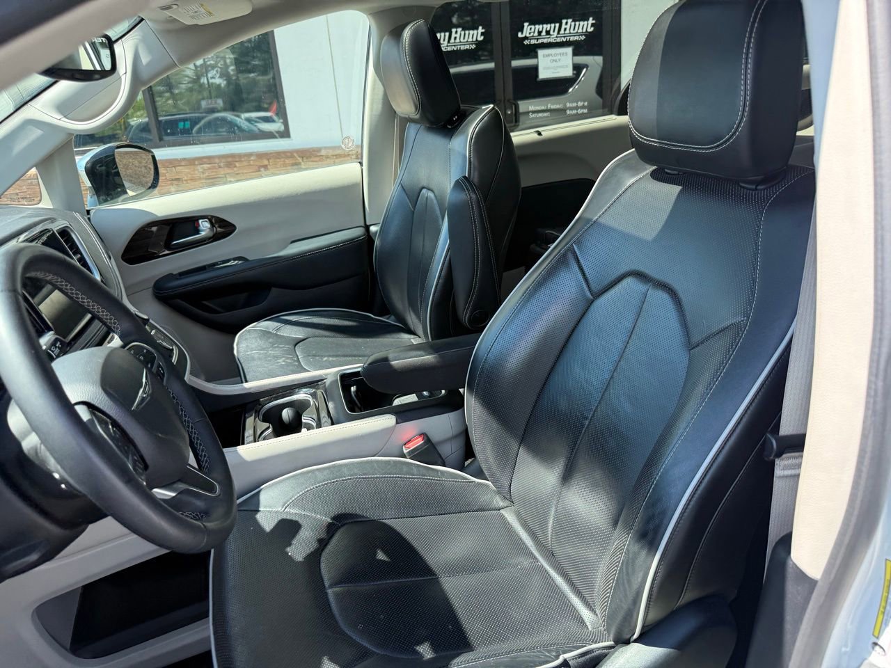 Used 2023 Chrysler Pacifica Limited image 2