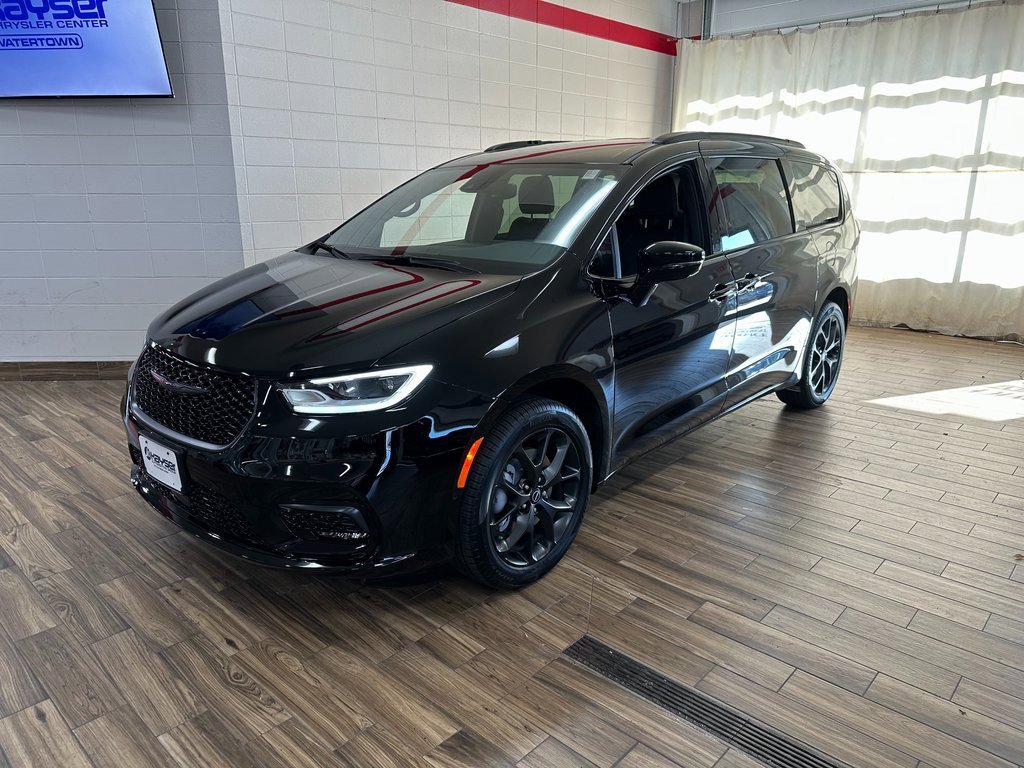 New 2026 Chrysler Pacifica Select w/ S Appearance Package