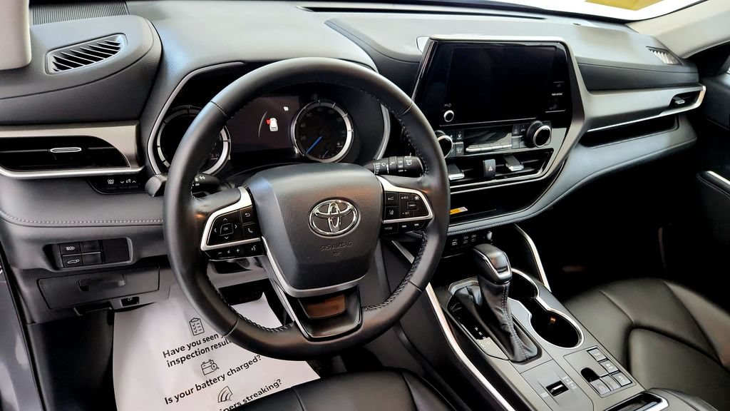 Used 2024 Toyota Highlander XLE AWD/4WD image 25