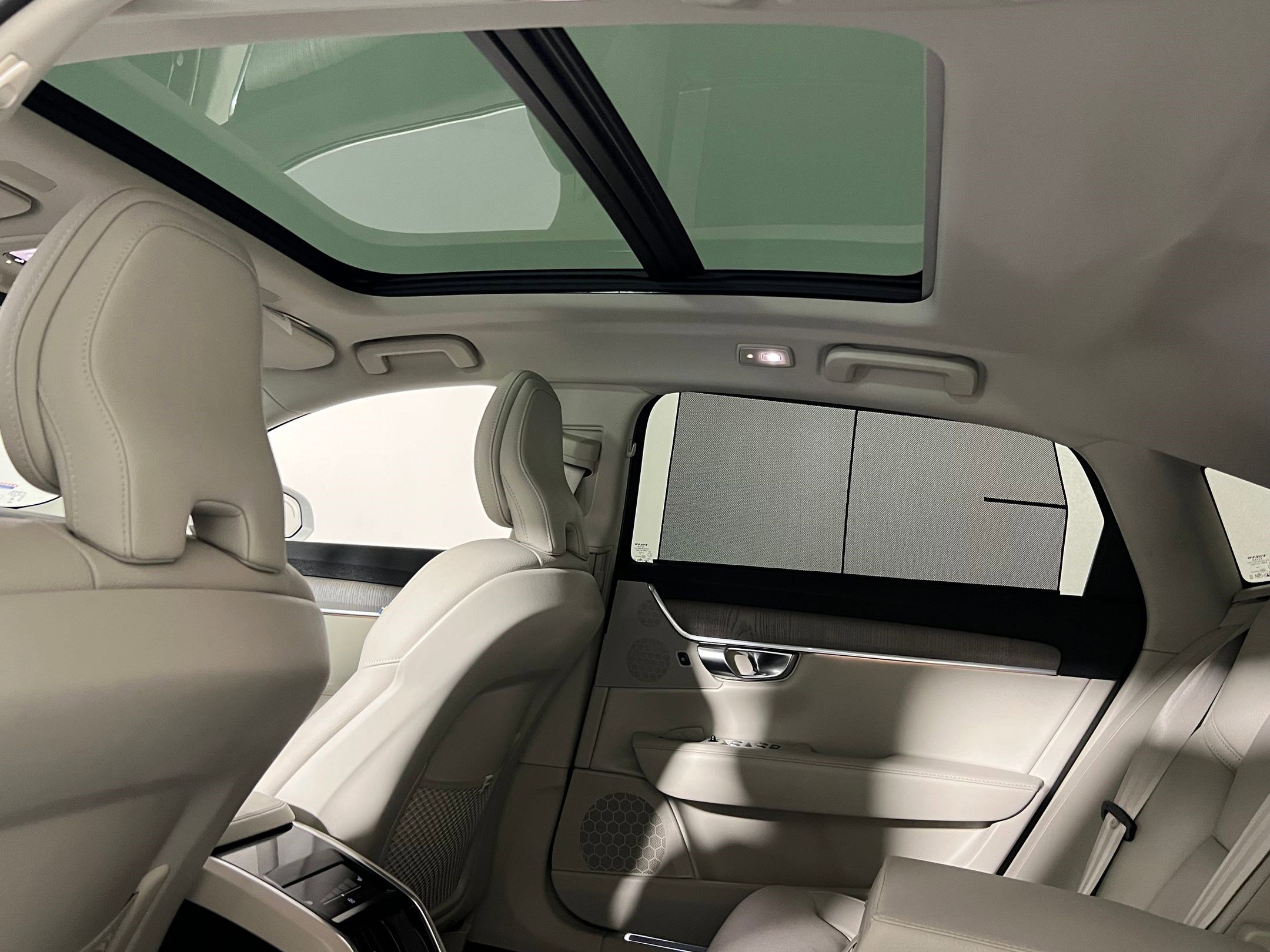 Used 2025 Volvo S90 B6 Plus image 32