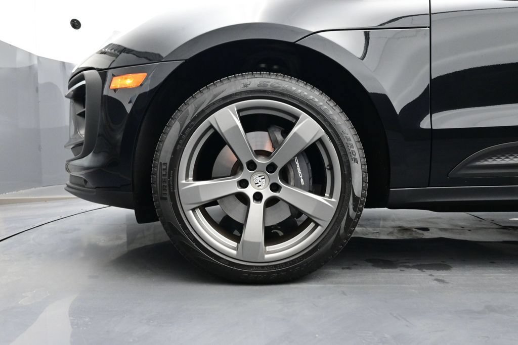 Certified 2025 Porsche Macan AWD/4WD image 6